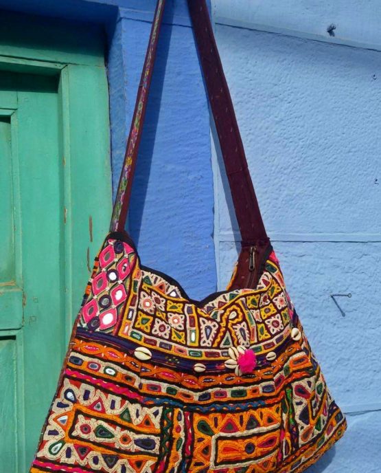 Hand-embroidered shell pompom bag – JangliBubli